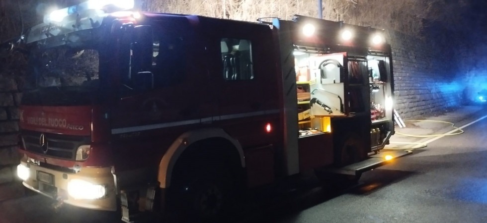 Auto in fiamme nella notte a Civezzano: sul posto i pompieri per spegnere il rogo